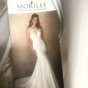 Beautiful wedding dress! Size 14. New with tags. No alternations.